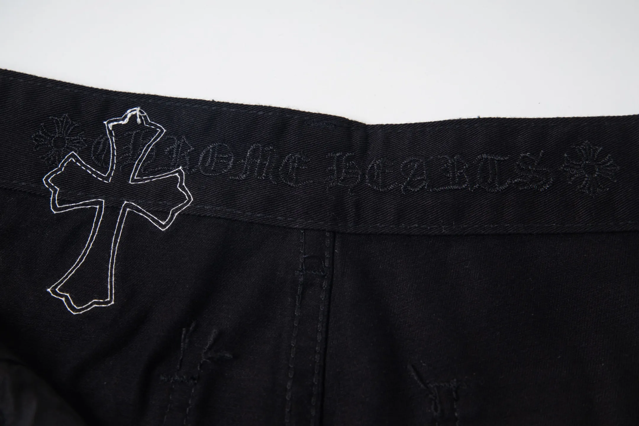 P260 Chrome Hearts Chrome Hearts black denim with white and blue multi-leather hot jeans. CH jeans need to be washed and then disassembled and hand-stitched with sheepskin cross leather and then spliced ​​to complete. The whole piece has too many craftsmanship to explain. The patchwork cross pattern is embellished, and the high-waisted washed jeans! ! Absolutely high-end luxury products, god-level single products, super popular products, made with top heavy industry, a magic weapon that cannot be missed. About Kroxin This is an extremely luxurious fashion brand, which can also be called the aristocrats of the high street. It has always been an exclusive brand for some hipsters or rich second generation. Compared with ordinary high streets, it is more luxurious and noble. Compared with luxury brands, it has a more fashionable personality and has always been a brand that I have a special liking for. Style number: 1765# Color: black Size: 28 30 32 34 36